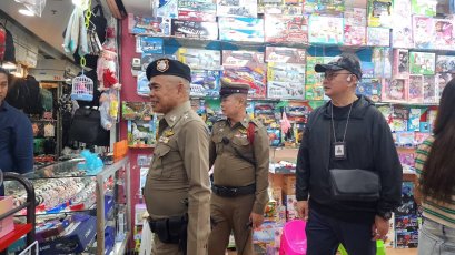 กรุงเทพมหานคร  : ตร-ตม บุกตรวจต่างด้าว ขายของศูนย์ค้าส่งกลางกรุง 