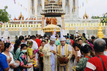 สมุทรปราการ บรรยากาศ ตักบาตรเทโวโรหณะ วัดศรีวารีน้อย พุทธศาสนิกชน ต.ศรีจรเข้ใหญ่ อ.บางเสาธง จ.สมุทรปราการ  ต่างพาบุตรหลาน สวมชุดขาวมาทั้งครอบครัว ร่วมมาทำบุญตักบาตรโวโรหณะ เนื่องในวันออกพรรษา ประจำปี 2568 