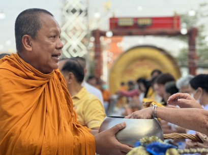 เจ้าคุณแจ้ พระวชิรคณาทร เจ้าอาวาสวัดบางพลีใหญ่กลาง นำพุทธศาสนิกชนชาวบางพลี ทำบุญแรกปี 2569 ตักบาตรทำบุญรับปีใหม่ ร่วมทอดผ้าป่าเชื้อเพลิงเผาศพยากไร้