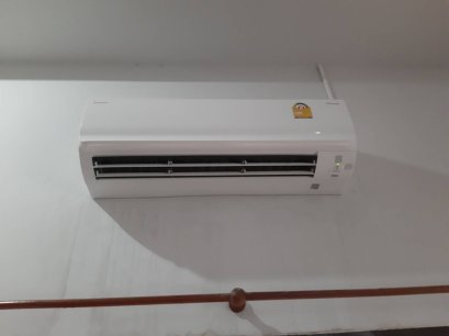 หมู่บ้านแพรวดาว บ้านคุณสุรศักดิ์6 ติดตั้งแอร์ แบบติดผนัง DAIKIN SuperSmart Inverter (DAIKIN แอร์ไดกิ้น อากาศ…เพื่อลมหายใจของคุณ) 