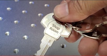 เลเซอร์ข้อความบนกุญแจ 