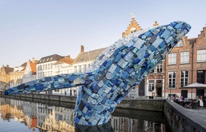 “ตึกระฟ้าแห่งท้องทะเล” ประติมากรรมปลาวาฬจากขยะพลาสติก