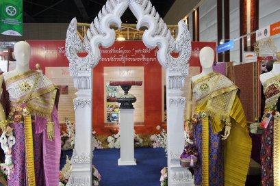 "ศาสตร์พระราชา" ศึกษา สืบสาน สร้างสรรค์  สู่ "จุฬาพัสตร์" อัตลักษณ์ "ผ้าลายอย่าง" อยุธยา