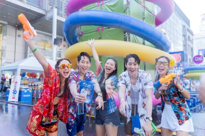 บรรยากาศสงกรานต์กรุงเทพฯ วันแรกคึกคัก คนไทย-ต่างชาติร่วมเล่นน้ำที่เซ็นทรัลเวิลด์ แลนด์มาร์กใจกลางเมือง