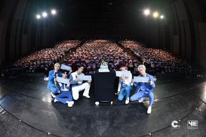 มิชชั่นคอมพลีท! โฟร์วันวันฯ จัดเพรสโชว์เคสเปลี่ยนคนแปลกหน้าสู่คนคุ้นเคย ห้าหนุ่มต้นอ่อน “ซีไอเอ็กซ์” ปลูกต้นรักงอกเงยในใจแฟนคลับไทย!!