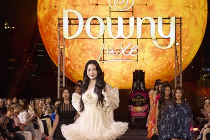 สวยจึ้งกระแทกตา! 'หลิงหลิง คอง' ออร่าพุ่งบนแคทวอล์ก DOWNY LUXE SUNWAY พร้อมนั่งแท่น Brand Ambassador "ดาวน์นี่ ลักซ์" หอมแดด ทุกที่ ทุกเวลา
