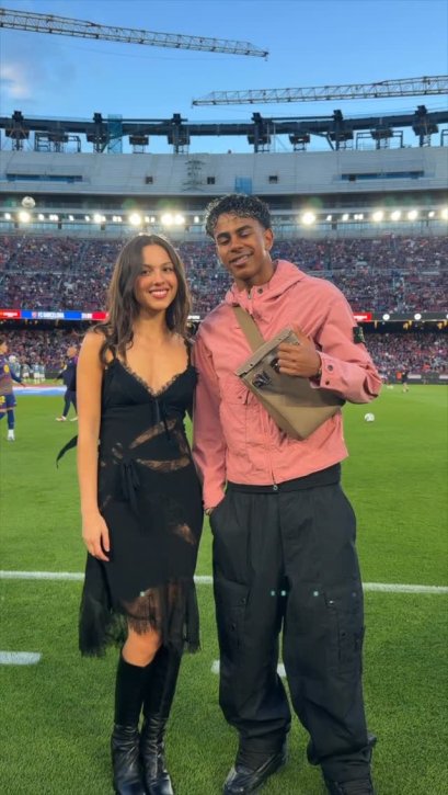 ซูเปอร์สตาร์สาว Olivia Rodrigo โผล่เชียร์บอลทีม FC Barcelona ถ่ายรูปกับนักฟุตบอลชื่อดัง Lamine Yamal พร้อมเผยคอลเล็กชั่น Olivia Rodrigo x FC Barcelona x Spotify สุดเท่
