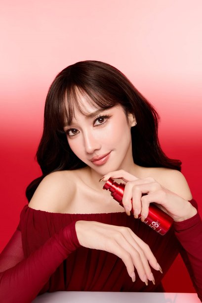 The Elf เขย่าสมรภูมิตลาดความงามไทย คว้าตัวแม่ 'อั้ม พัชราภา' นั่งแท่นพรีเซ็นเตอร์ เปิดตัว NANO WHITE DOSE สูตรพรีเมียม ชูกลยุทธ์ "Celebrity Marketing" และ "Self-Love" รุกตลาดสกินแคร์ปี 2569