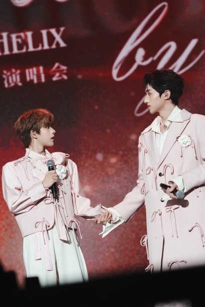 นักแสดงนำจาก Double Helix ปลายทางแห่งรัก ซุนเจิ้ง หลี่ว์ซือถง เหอเจียซู ฟ่าเซวียนเก๋อ มอบความสุขให้แฟนคลับทั้งไทย และ อินเตอร์แฟน กับ คอนเสิร์ตครั้งแรกของพวกเขา ในงาน Intertwined by Fate "Double Helix" Concert in Bangkok