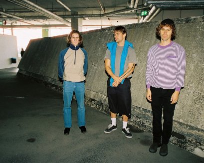 almost monday ส่งเพลงฮีลใจ "leaving is easy" ให้ทุกคนก้าวข้ามความเจ็บปวดจากการสูญเสีย อีกด้านหนึ่งของวงทริโออินดี้ป็อป ที่ถ่ายทอดอารมณ์เศร้าแต่เต็มไปด้วยความหวังได้เป็นอย่างดี