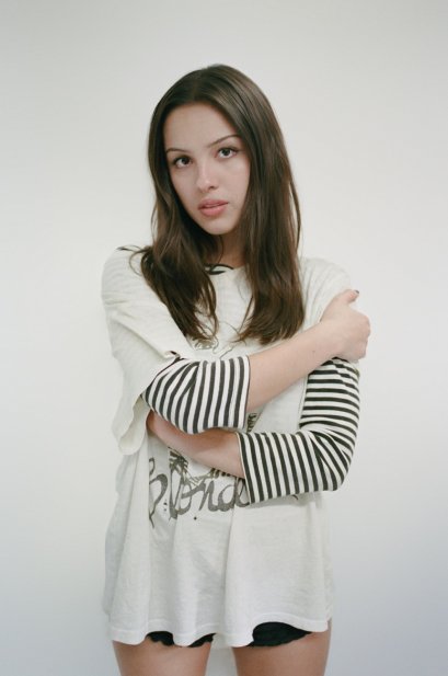 Olivia Rodrigo ปล่อยอัลบั้มที่ทุกคนรอคอย you seem pretty sad for a girl so in love พร้อมซิงเกิลใหม่ส่งอารมณ์แบบจัดเต็มใน "stupid song" ตอกย้ำสถานะซูเปอร์สตาร์รุ่นใหม่ชัดเจน