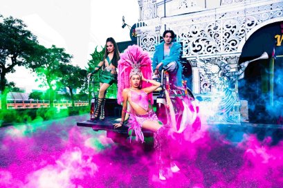 JRBUBBLEGUM ดึง อ๊อฟ สุรพล และ บิว จิตรฉรีญา ปล่อยซิงเกิล "กลับบ้าน" ถ่ายทอดมุมมองของเทศกาลสงกรานต์อีกด้านที่เงียบลง ผ่านเสียงหมอลำซิ่งที่ปลอบโยนหัวใจ