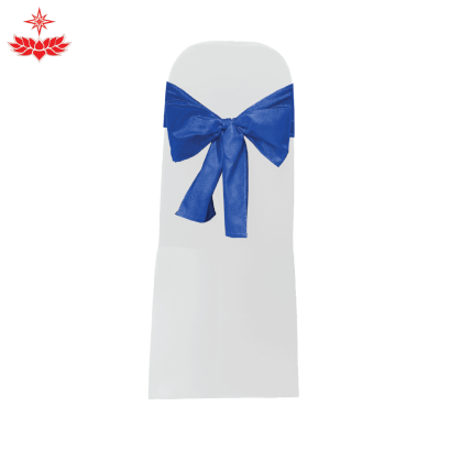 เก้าอี้บุนวมผ้าขาวสวมตึง + โบว์สีน้ำเงิน