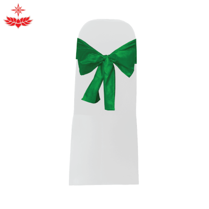 เก้าอี้บุนวมผ้าขาวสวมตึง + โบว์สีเขียว