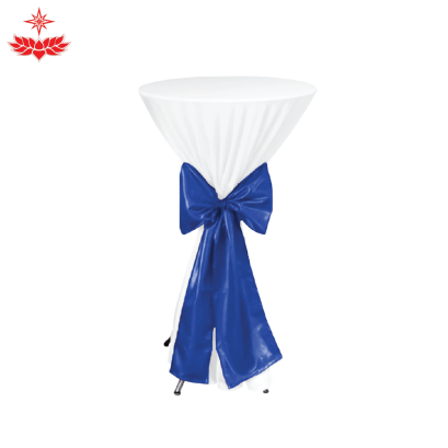 โต๊ะกระจกขาไอเฟล สูง 110 เซนติเมตร คลุมผ้าขาว ผูกโบว์สีน้ำเงิน