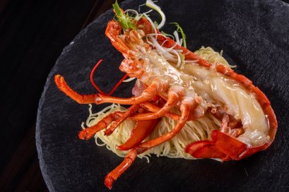 บะหมี่ผัดกุ้งล๊อบสเตอร์บอสตัน เมนูเฉพาะเดือนธันวาคม ที่ห้องอาหารวาล็อค รร.คาร์ลตัน 