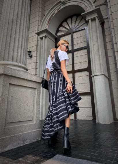 B&W T-Shirt x Mheekrit Ruffle Skirt