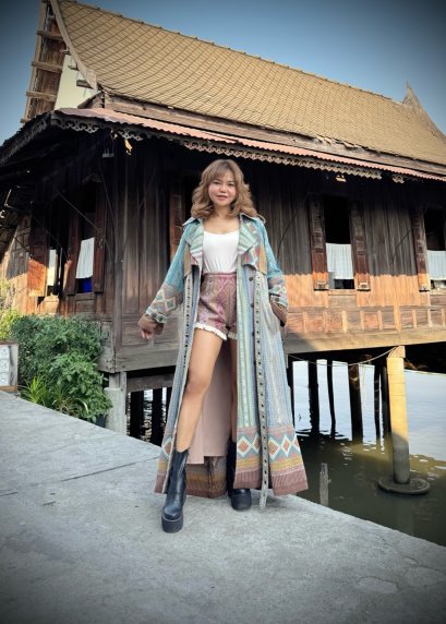 Overcoat ชุดนี้ จากผ้าฝ้ายทอยกมุก ย้อมสีธรรมชาติ จ.สกลนคร x ผ้าตีนจกไทลื้อ