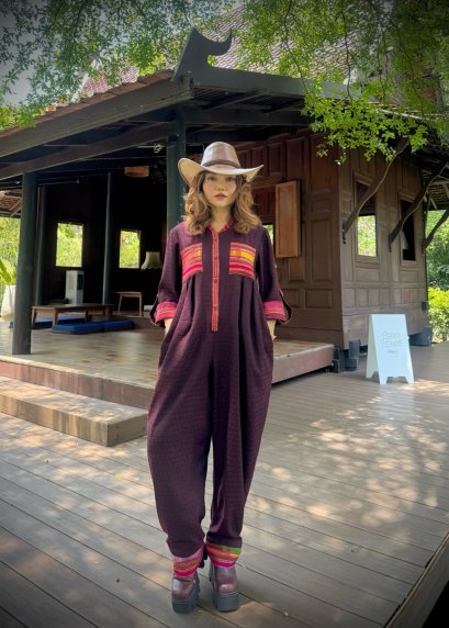 Jumpsuit ชุดนี้ตัดเย็บร่วมกันจาก 3 แหล่งทอ 