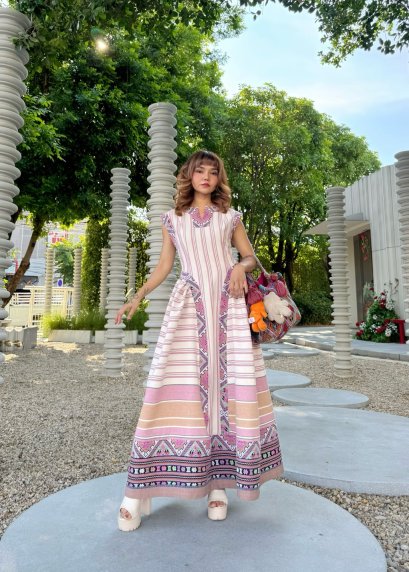 Maxi Dress จากผ้าทอ จังหวัดลำพูน x ผ้าไทลื้อ จังหวัดน่าน