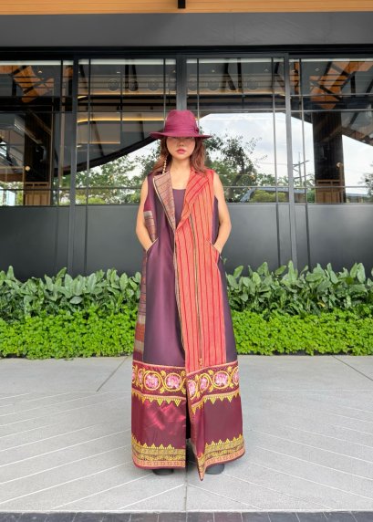 Long blazer ตัดเย็บจาก ผ้าซิ่นไหมคำ X ผ้าซิ่นคำเคิบ และ ผ้าไหมทอจากโรทอปักธงชัยโคราช