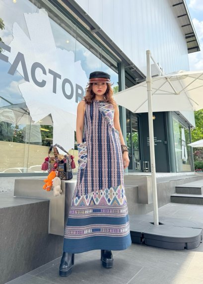 Maxi Dress จากผ้าฝ้ายด้ายเข็นมือ ทอมือ  ย้อมสีธรรมชาติ ของดี จ.สกลนคร x ผ้าไทลื้อ จ.น่าน