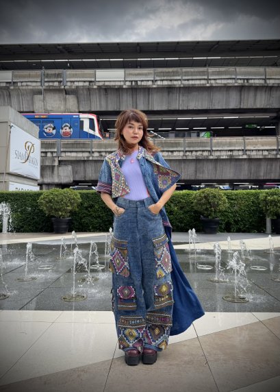 Overcoat ชุดนี้ตัดเย็บจากผ้าไทลื้อ จ.น่าน  Cargo Pants ตัดเย็บจากผ้าฝ้ายฟอกนิ่ม จ.เชียงใหม่ x ผ้าไทลื้อ