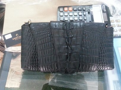 กระเป๋าหนังจระเข้แท้ สีน้ำตาลช็อกโกแลต ส่วนหลัง #CRW335H-BR-BACK + Clutches