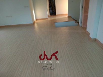 ผลงานติดตั้ง พื้นไม้ลามิเนต ความหนา 8 มม. แบรนด์ QDM รหัส HD280 - laminatethai