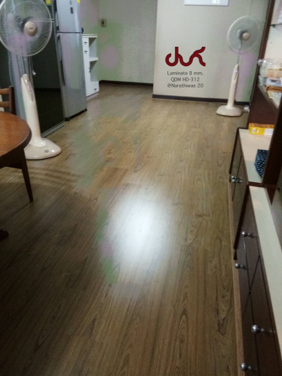 ผลงาน ติดตั้ง พื้นไม้ลามิเนต ความหนา 8 มม. แบรนด์ QDM รหัส HD312 - laminatethai