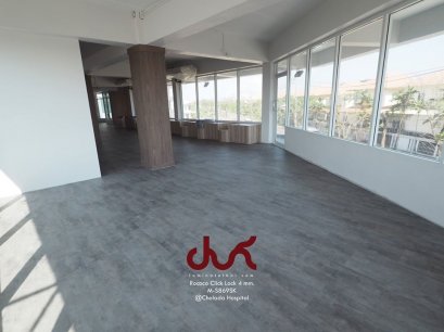 ผลงาน ติดตั้ง กระเบื้อง คลิ๊กล็อค ลายปูนเปลือย ความหนา 4.2 มม. แบรนด์ Rococo หนา 4.2 มม. - laminatethai