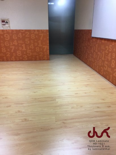 ผลงาน ติดตั้ง พื้นไม้ลามิเนต ความหนา 8 มม. แบรนด์ QDM รหัส HD1021 - laminatethai