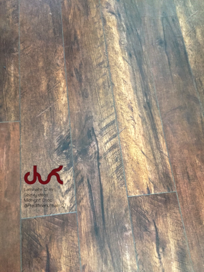 ผลงานปรับปรุงพื้นที่ โดยรื้อพื้นไม้ลามิเนตเก่า และติดตั้ง พื้นไม้ลามิเนต WDC ร่อง V ความหนา 12 มม. - laminatethai