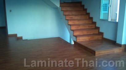 Robina AL-31 ติดตั้ง พื้นลามิเนท ทาวน์โฮม 3 ชั้น พร้อมบันไดลามิเนตแนวนอนสำเร็จรูป laminatethai