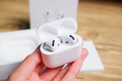 หูฟังไร้สาย Apple AirPods 4 สภาพสวย ครบกล่อง ราคาเพียง 3,390 .-เท่านั้น