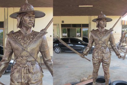 อนุสาวรีย์พระยาชัยบุรี(มือขวาพระนเรศวรมหาราช) ประดิษฐานเพื่อให้สักการะที่ค่ายทหาร