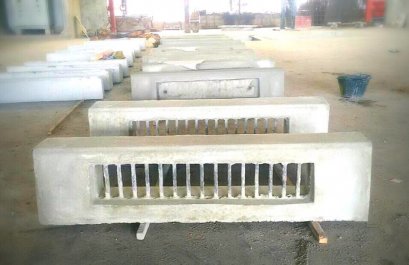 คันหินพร้อมช่องตระแกรงรับน้ำ