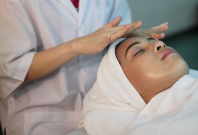 การนวดกดจุดบนใบหน้า