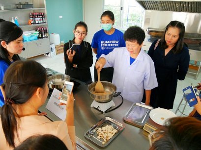 ทีมเภสัชฯสาธิตวิธีการแปรรูปสมุนไพรจีน (เผาจื้อ 炮制 ) 