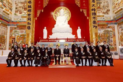 คลินิกการประกอบโรคศิลปะ สาขาการแพทย์แผนจีนหัวเฉียว ร่วมเฝ้าทูลละอองธุลีพระบาทรับเสด็จ พระบาทสมเด็จพระเจ้าอยู่หัว และสมเด็จพระนางเจ้าฯ พระบรมราชินี ในโอกาสเสด็จพระราชดำเนินทรงเปิด ศาลเจ้าไต้ฮงกงหยกขาว เฉลิมพระเกียรติ ๗๒ พรรษา