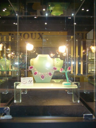 ชุดจิวเวลรี่โชว์ในพิธีเปิดงาน Bangkok Gems & Jewelry Fair 40th by L.S. Jewelry Group