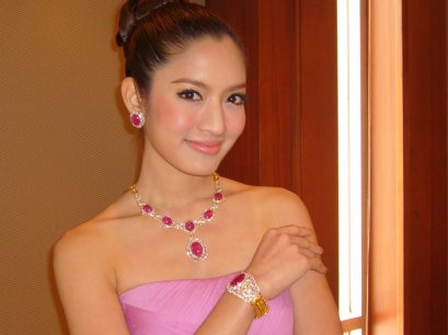 ชุดจิวเวลรี่โชว์ในพิธีเปิดงาน Bangkok Gems & Jewelry Fair 42nd by L.S. Jewelry Group