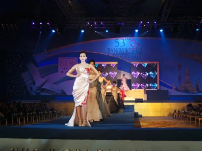 ชุดจิวเวลรี่เพชรน้ำหนึ่ง Heart & Arrow ของ Lee Seng Jewelry  (L.S. Jewelry Group) ได้รับการคัดเลือกเป็นชุดจิวเวลรี่โชว์์ในพิธีเปิดงาน Grand Opening Bangkok Gems & Jewelry Fair ครั้งที่ 53