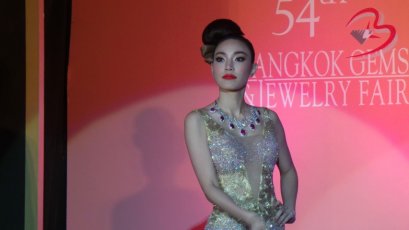 ชุดจิวเวลรี่ของ Lee Seng Jewelry(L.S.Jewelry Group) ในงานแถลงข่าว Bangkok Gems & Jewelry Fair 54th ณ.โรงแรมแชงกลีลา ห้องบอลลูม1 วันที่ 20 สิงหาคม 2014