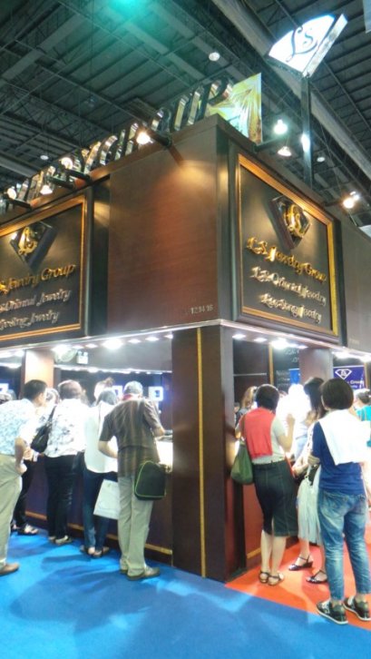 ภาพบรรยากาศงาน Bangkok Gems & Jewelry Fair  ครั้งที่ 54  By  L.S. Oriental Jewelry  (L.S. Jewelry Group) ในนิตยสาร Gold & Jewelry Society ประจำเดือน กันยายน - ตุลาคม 2014