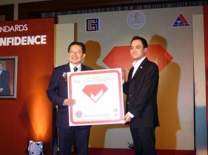 ผู้บริหาร L.S.Jewelry Group ในพิธีรับมอบตราสัญลักษณ์ Buy With Confident