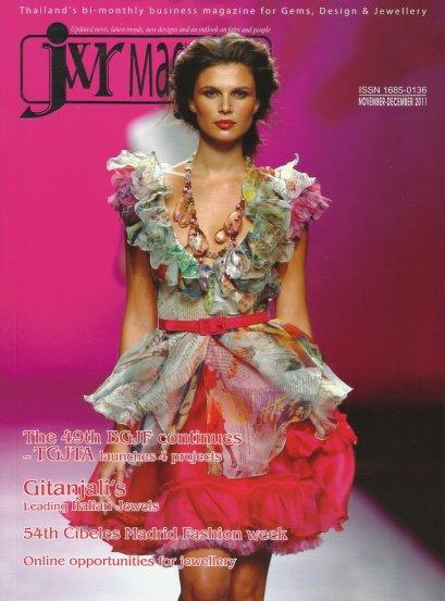 ภาพผู้บริหาร L.S. Jewelry Group โดยคุณพีรวัฒน์ สุรเศรษฐ รับมอบโล่ประกาศเกียรติคุณ Second Prize Ploi Thai Creation Award ประจำปี 2011 ในหนังสือ jwr Issue:1685 - 0136 November - December 2011