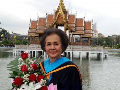 คุณนฤมล สุรเศรษฐ ประธานกลุ่ม L.S. Jewelry Group เข้ารับพระราชทานปริญญาบัตรบริหารธุรกิจมหาบัณฑิตกิตติมศักดิ์ จากมหาวิทยาลัยรามคำแหง ในวันจันทร์ที่ 2 มีนาคม 2558