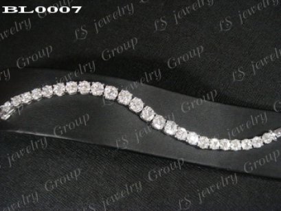 สร้อยข้อมือเพชรประกบเหลี่ยมพิเศษ (ไม่เห็นรอยต่อ)