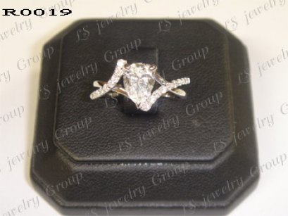 แหวนเพชรเกสรรูปหยดน้ำ